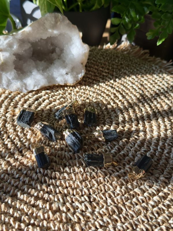 Sort turmalin, anheng gullfarget